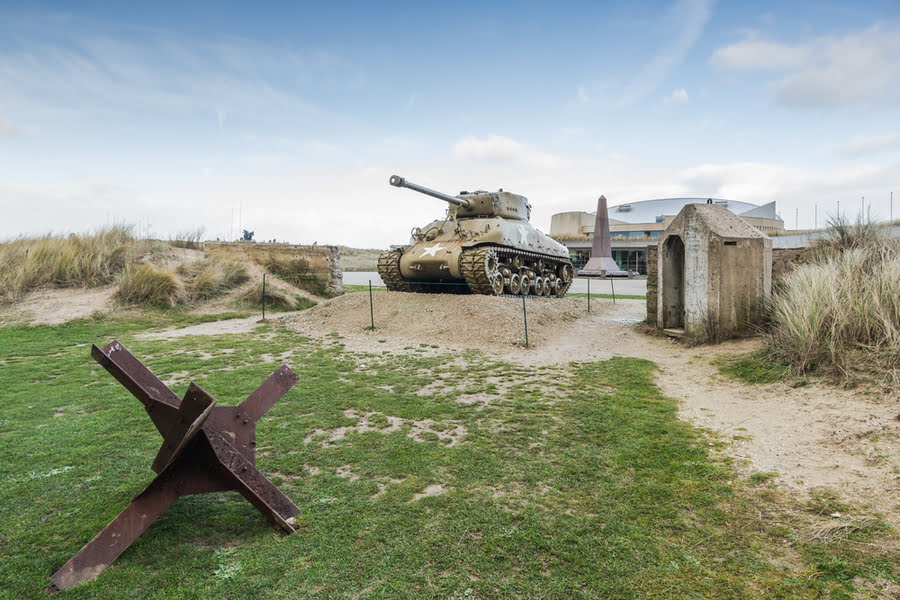 un char américain devant le musée d'Omaha Beach