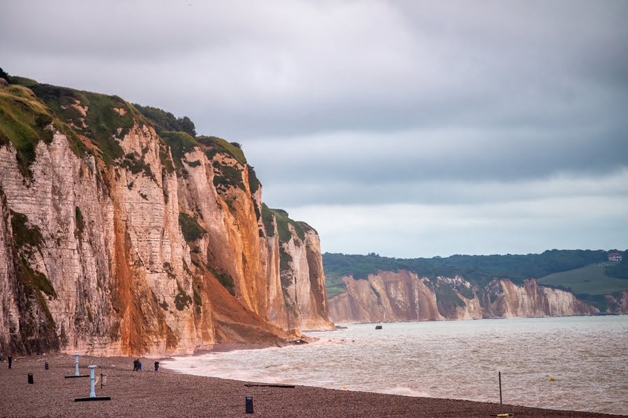 vue sur les falaises d'Etretat depuis la plage