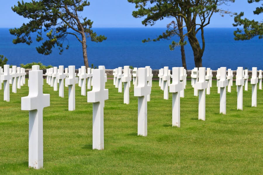 rangées de croix blanches au Cimetière militaire américain de Normandie