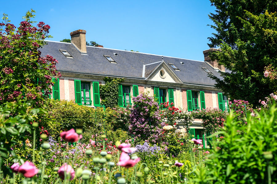 façade de la maison de Monet avec des fleurs au premier plan