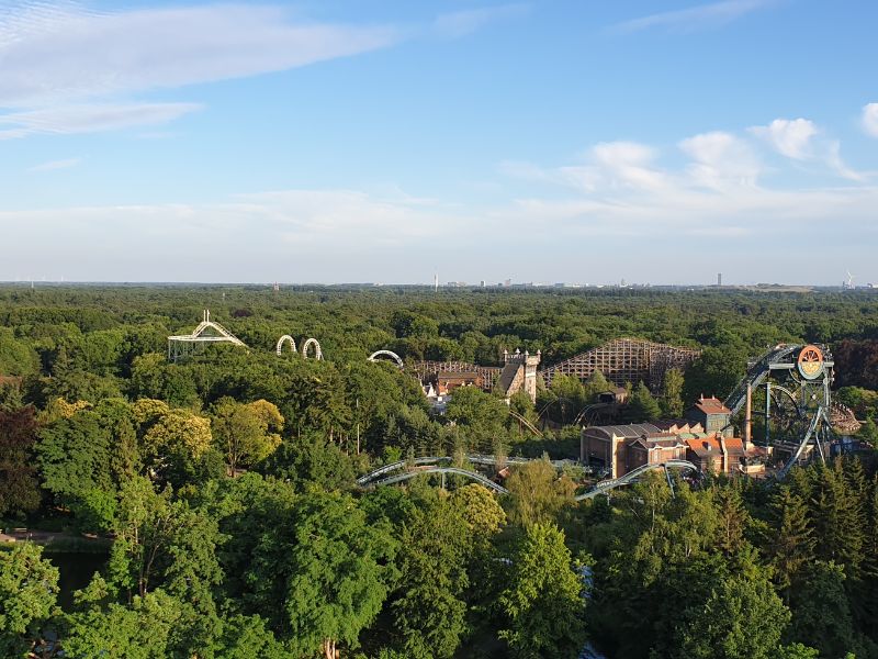 vue de plusieurs montagnes russes à Efteling