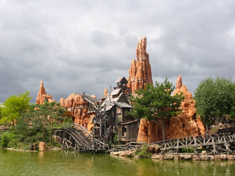 vue de la montagne russe Big Thunder Mountain à Disneyland Paris